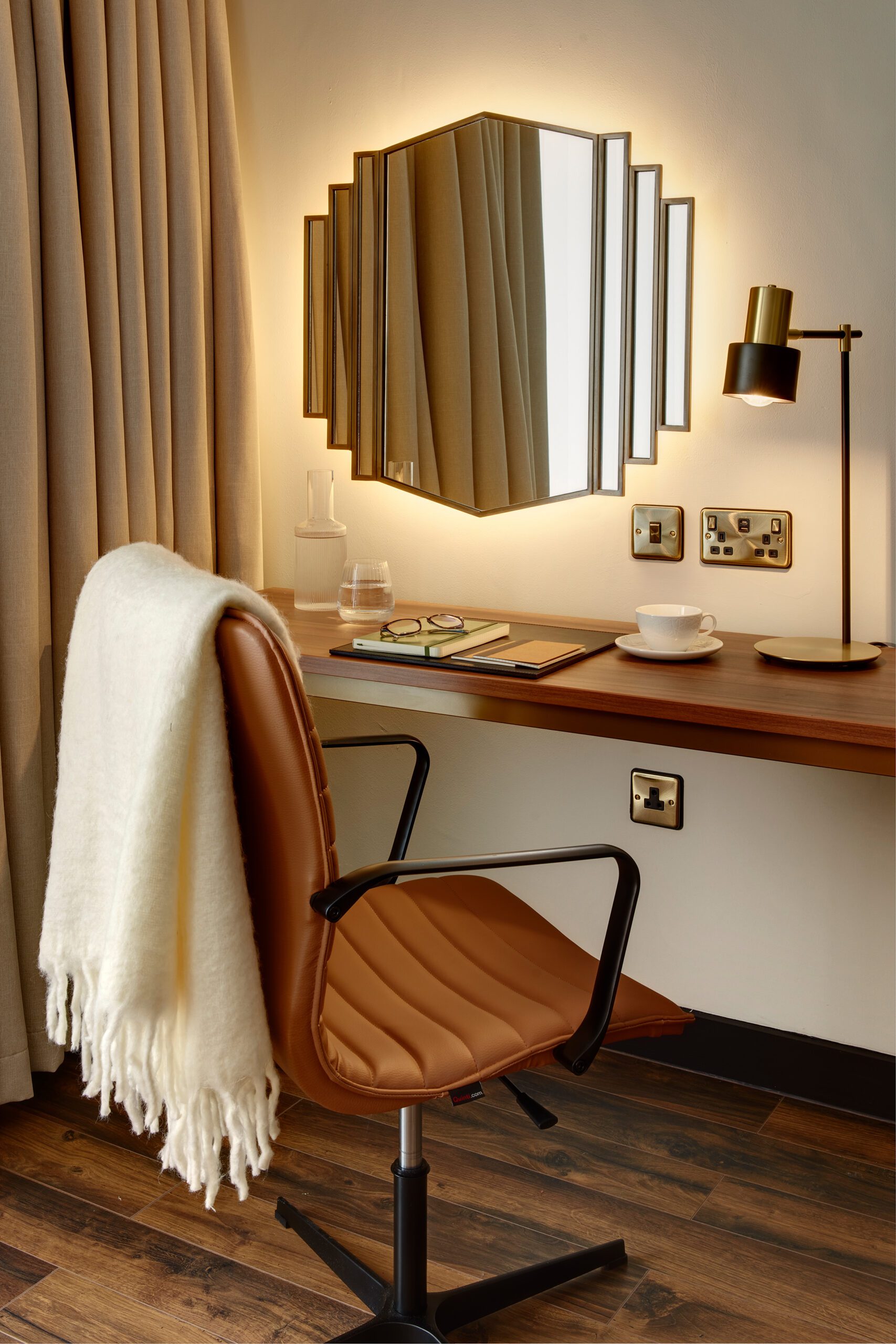 brama desk and mirror with lights on